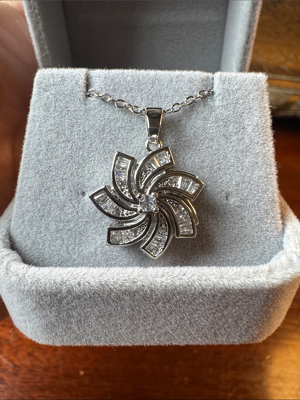 3290-Swarovski crystals Spiral Flower‎ Pendant Necklace/Clear Stones S. Steal